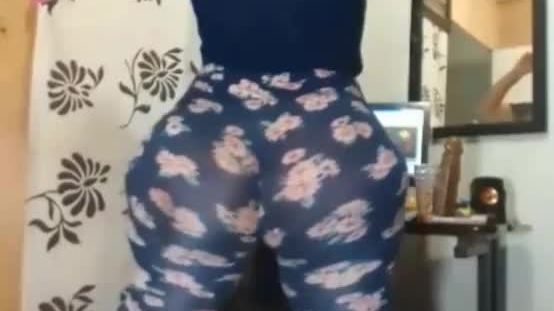 Massive ass shaking in leggings