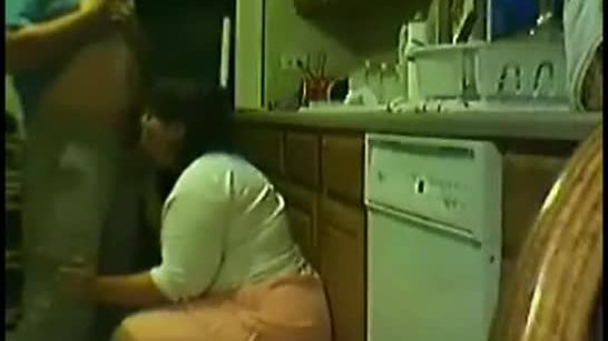 Esposo prende a su mujer en la cocina Esposa ardiente en la cocina